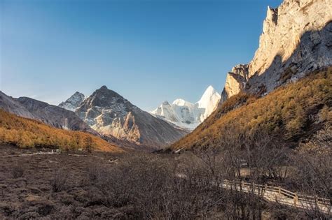 A Montanha Sagrada de Shizong: Um Santuário Natural e Espiritual na Cidade de Qujing!