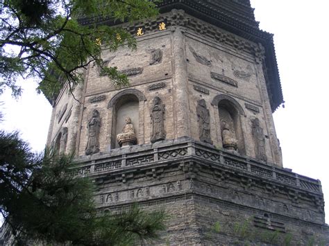 Pagoda de Liaoyang - Uma joia arquitetônica ancestral que te transportará para o passado imperial!