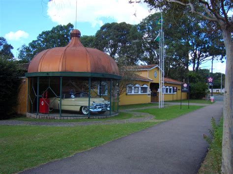  Museu do Automóvel - Uma Viagem Nostalgia e Elegância Mecânica em Curitiba!